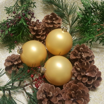 Weihnachtskugeln aus Kunststoff gelb-gold Ø7cm mit goldener Aufhängekrone