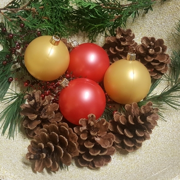 Weihnachtskugeln aus Kunststoff rot Ø7cm mit goldener Aufhängekrone