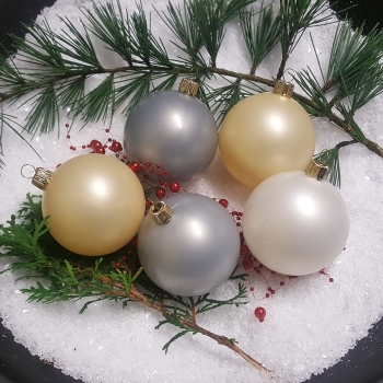 Weihnachtskugeln aus Kunststoff silber-grau Ø7cm mit goldener Aufhängekrone