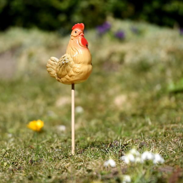 Lustiges Huhn zur Dekoration aus wetterfestem Kunststoff braun